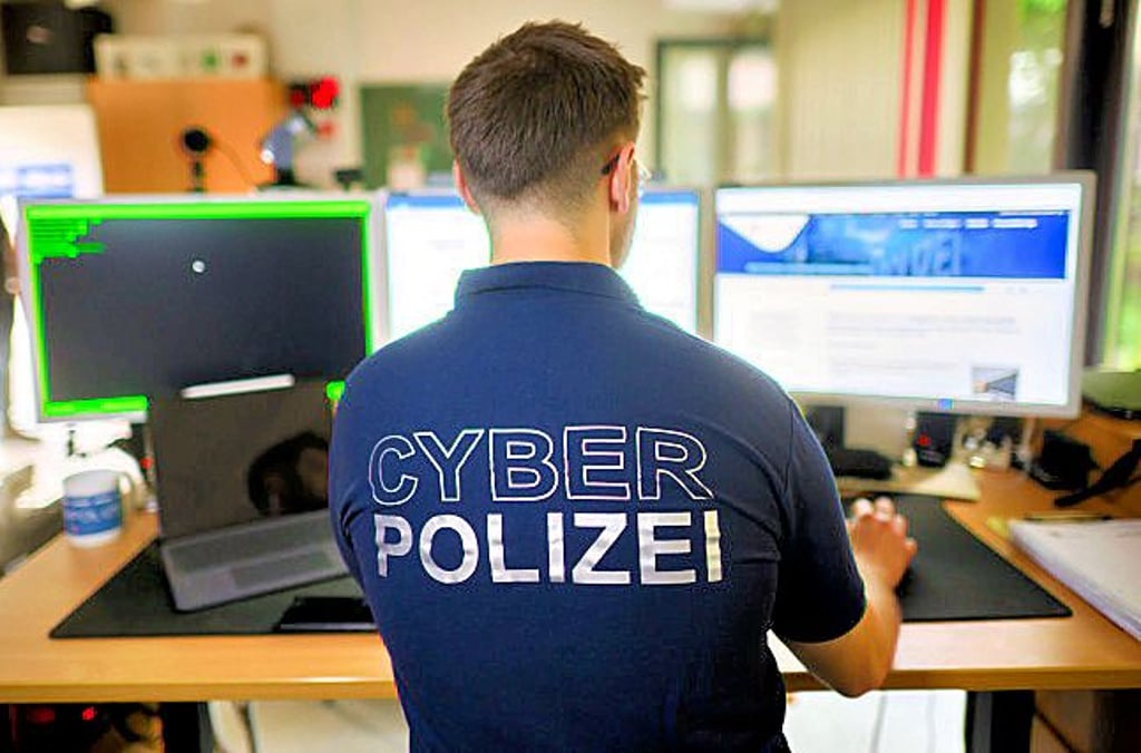 Cyberangriffe: Polizisten versuchen, Verbrecher im Internet zu überführen.