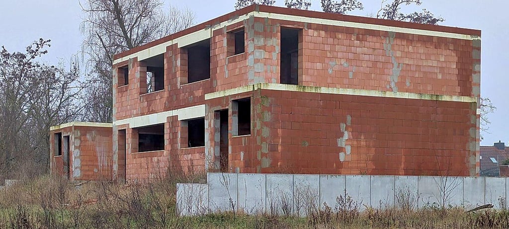 Die seit längerem nicht weitergebauten Häuser in der Breitscheidstraße in Heyrothsberge sind für die Bürgerinitiative einer von mehreren Gründen gegen eine weitere Wohnbebauung in diesem Bereich.