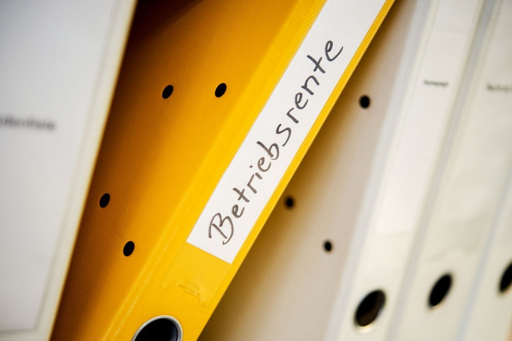 Die Anrechnung von Erwerbseinkommen auf eine Betriebsrente ist zulässig, wenn das in den Versorgungsbestimmungen ausdrücklich geregelt ist, entschied das Landesarbeitsgericht Düsseldorf.