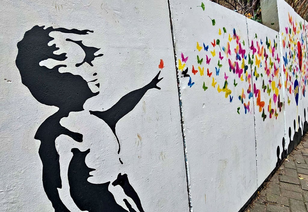 Banksys Ballonmädchen lässt am Ascherslebener Stephaneum Schmetterlinge steigen.