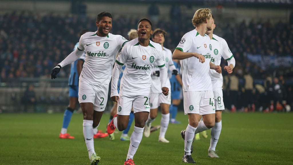 Geny Catamo (2.v. l.) freut sich über sein Tor gegen Brügge.