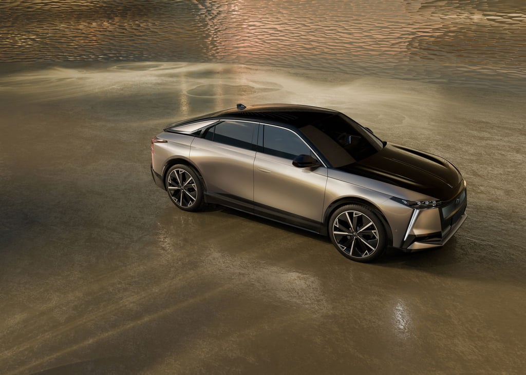 Die Citroën-Schwester DS will mit einer auffälligen Zweifarblackierung und markantem Beleuchtungskonzept glänzen.