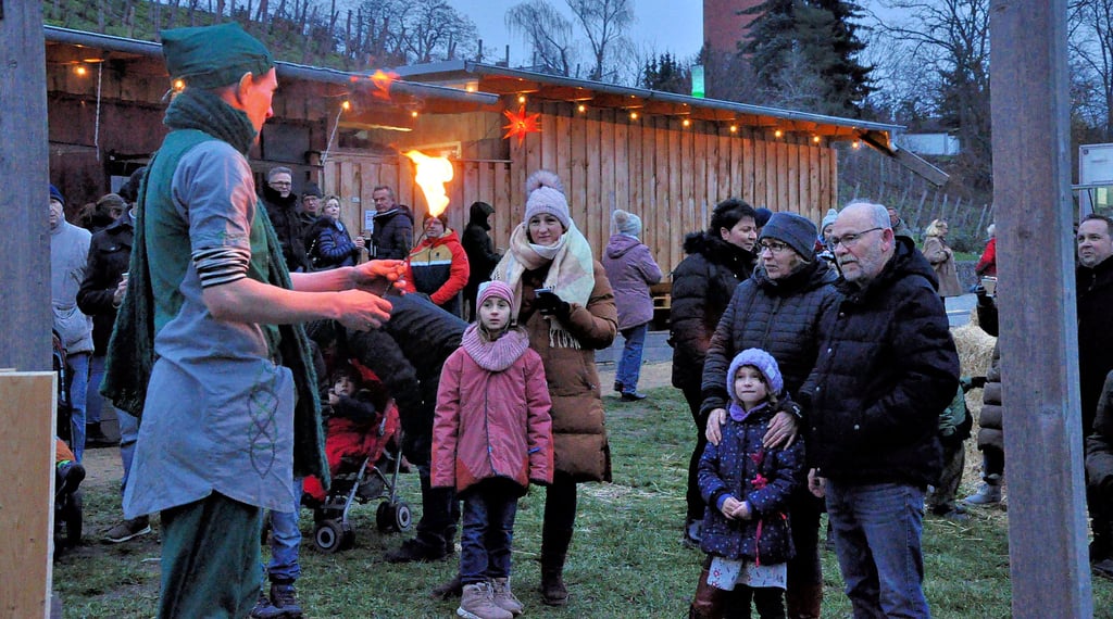 Auf dem Weihnachtsmarkt am Weinberg gab es 2023 schon allerlei Gaukelei zu erleben – auch in diesem Jahr wird bei der Burger Altstadtweihnacht 2024 viel geboten.