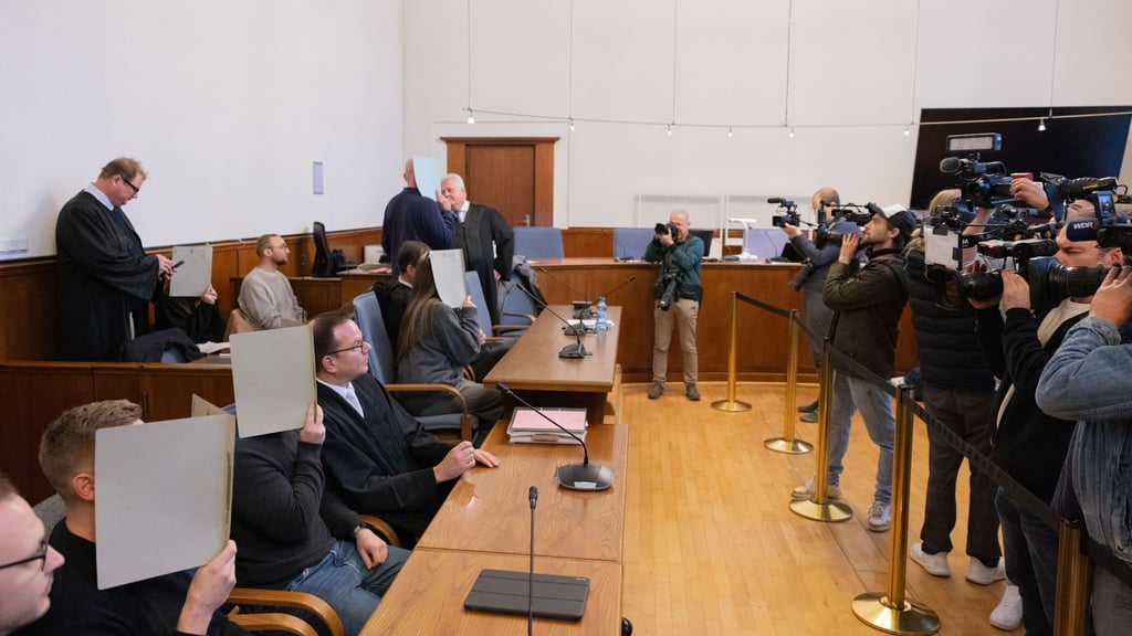 Die fünf angeklagten Polizeibeamtinnen und -beamten sitzen im Gerichtssaal des Landgerichts.