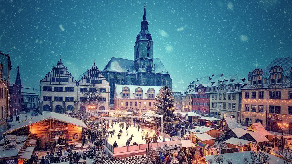 Die Eisbahn in Naumburg, eingebettet in den Weihnachtsmarkt, lockt mit wunderschöner Kulisse.