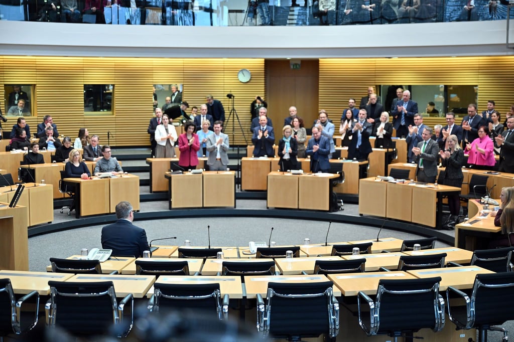 Der CDU-Politiker Voigt ist zum neuen Ministerpräsidenten gewählt worden und führt Deutschlands erste Brombeer-Koalition an.