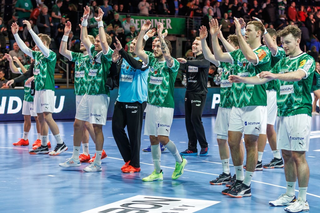 Die Füchse Berlin feiern ihren Heimsieg gegen den TBV Lemgo Lippe.