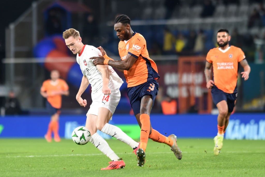 Heidenheims Maximilian Breunig (l) wurde in Istanbul früh ausgewechselt.