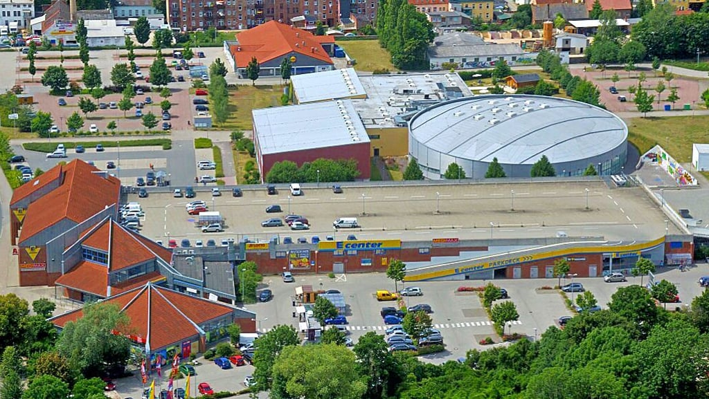 Könnte das E-Center in Aschersleben ein begrüntes Dach bekommen? Das ist zumindest eine der vielen Ideen.