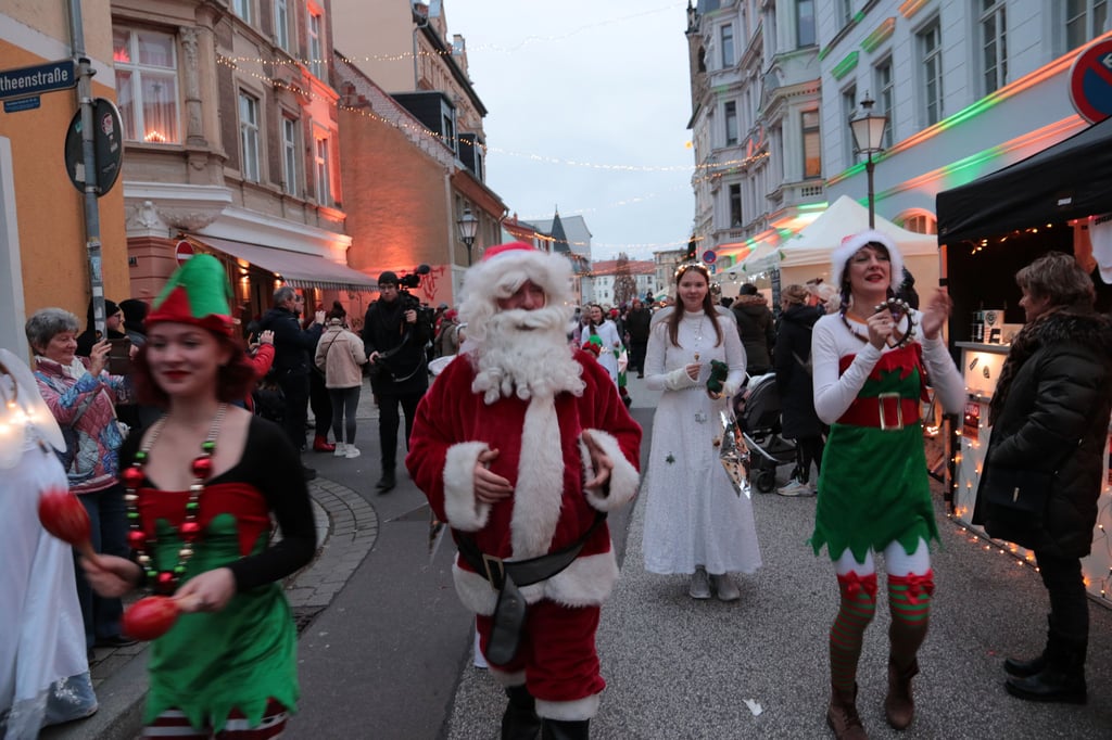 Der Weihnachtsmann zieht diesen Sonnabend wieder mit Elfen und Engeln durch den Buckauer Engpass.