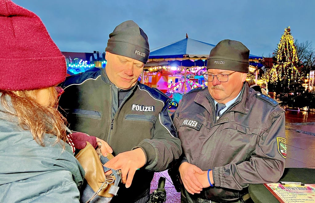 Mitarbeiter von Polizei und Waffenbehörde sind in dieser Woche auf dem Heele-Christ-Markt zu Taschenkontrollen unterwegs gewesen.