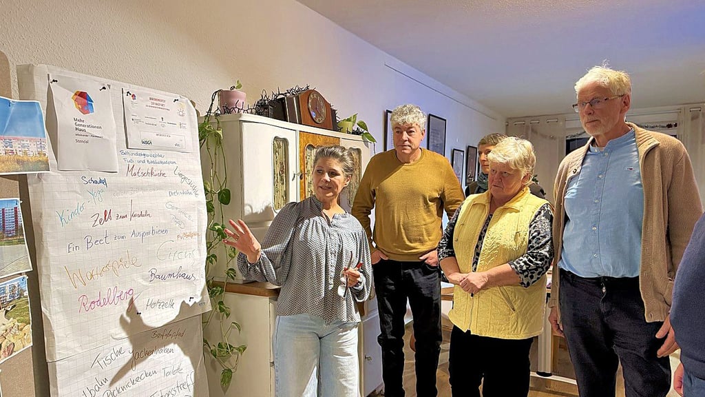 Marika Mund, Leiterin des Mehrgenerationenhauses Stendal, erklärt Mitgliedern der SPD-Fraktion im Stadtrat Stendal Schwerpunkte der Arbeit.