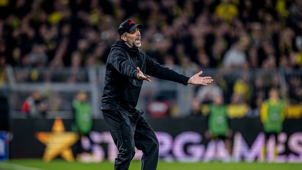 RB-Trainer Marco Rose engagiert an der Seitenlinie.