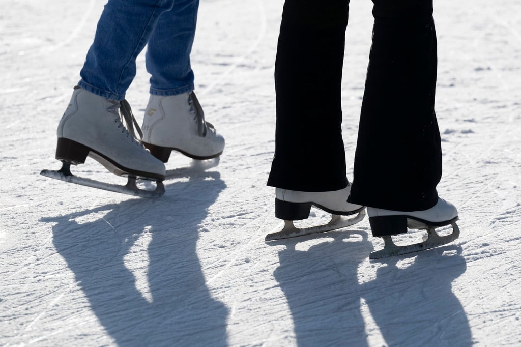 In vielen Städten gibt es Eisbahnen.