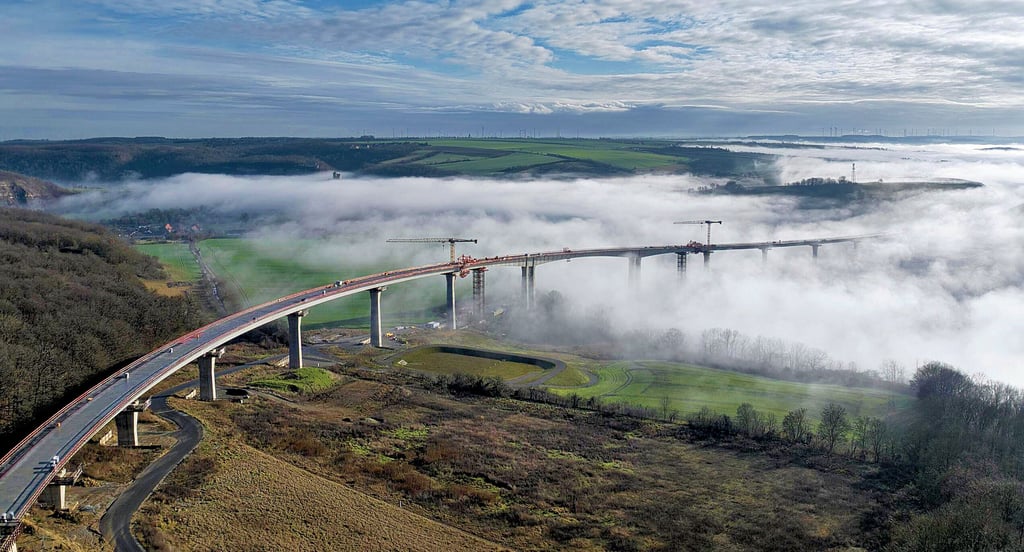 Blick auf die Saaletalbrücke der künftigen Ortsumgehung Bad Kösen an einem schönen Tag.