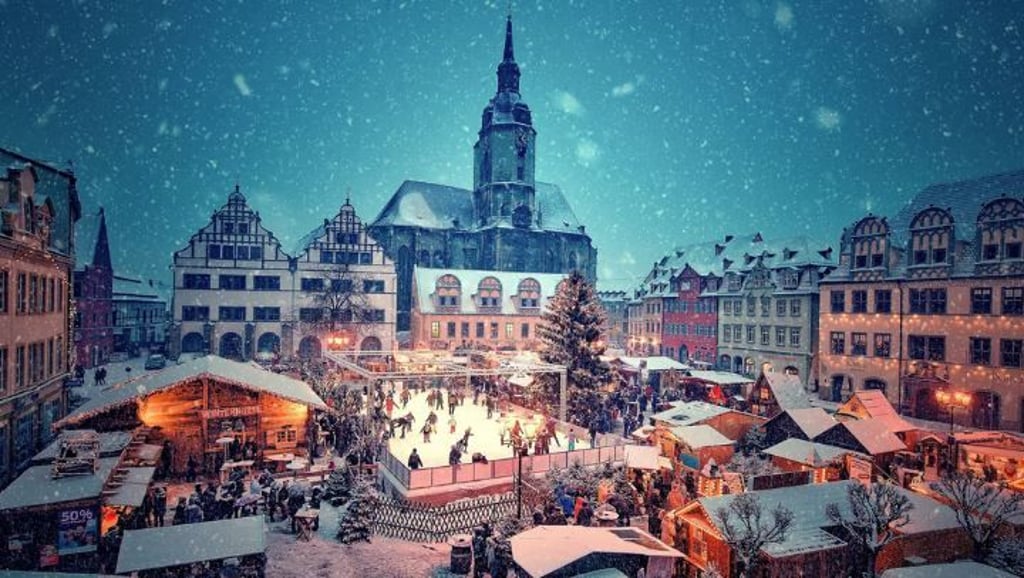 Die Eisbahn in Naumburg, eingebettet in den Weihnachtsmarkt, lockt mit wunderschöner Kulisse.