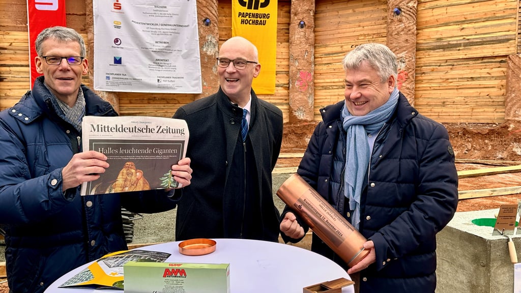 Auch eine tagesaktuelle MZ kam in die Zeitkapsel, die im Grundstein eingemauert wurde. Von links: Bürgermeister Egbert Geier, Sparkassenchef Jürgen Fox und Papenburg-Geschäftfsführer Klaus Papenburg.