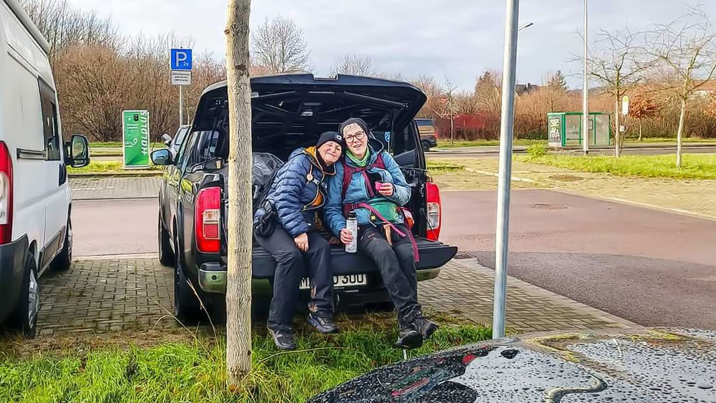 Geschafft, aber glücklich: die beiden Wanderinnen am Ende der Tour auf einem Parkplatz in Halle-Nietleben.