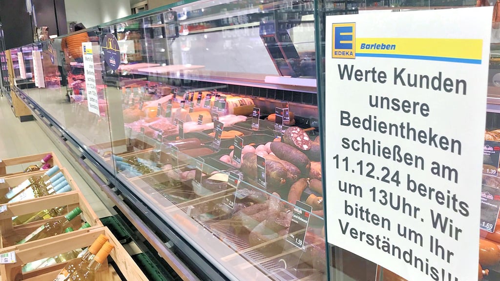 Immer wieder gehen an der Fleischertheke im Edeka-Markt in Barleben lange vor Ladenschluss die Lichter aus. Auf einem Schild werden die Kunden um Verständnis gebeten.