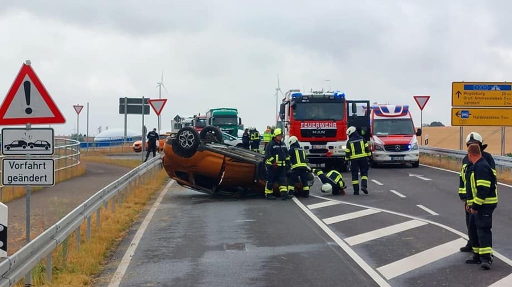 Die Freiwillige Feuerwehr Haldensleben beim Einsatz nach dem Unfall an der B71 im Juli 2022 bei Haldensleben