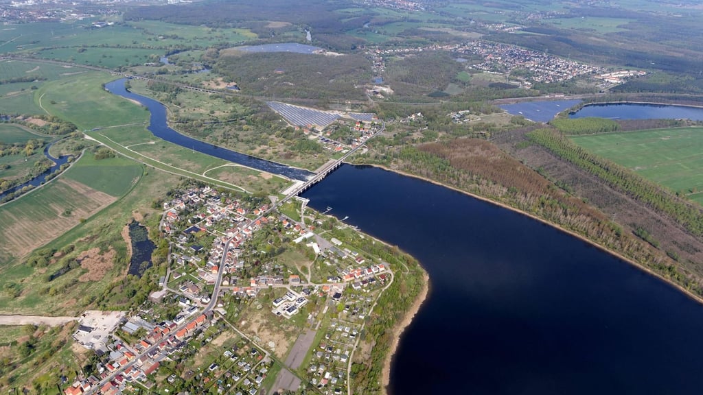 Die Gemeinde Muldestausee aus luftiger Höhe betrachtet: An der Steuerschraube wird hier nicht gedreht.