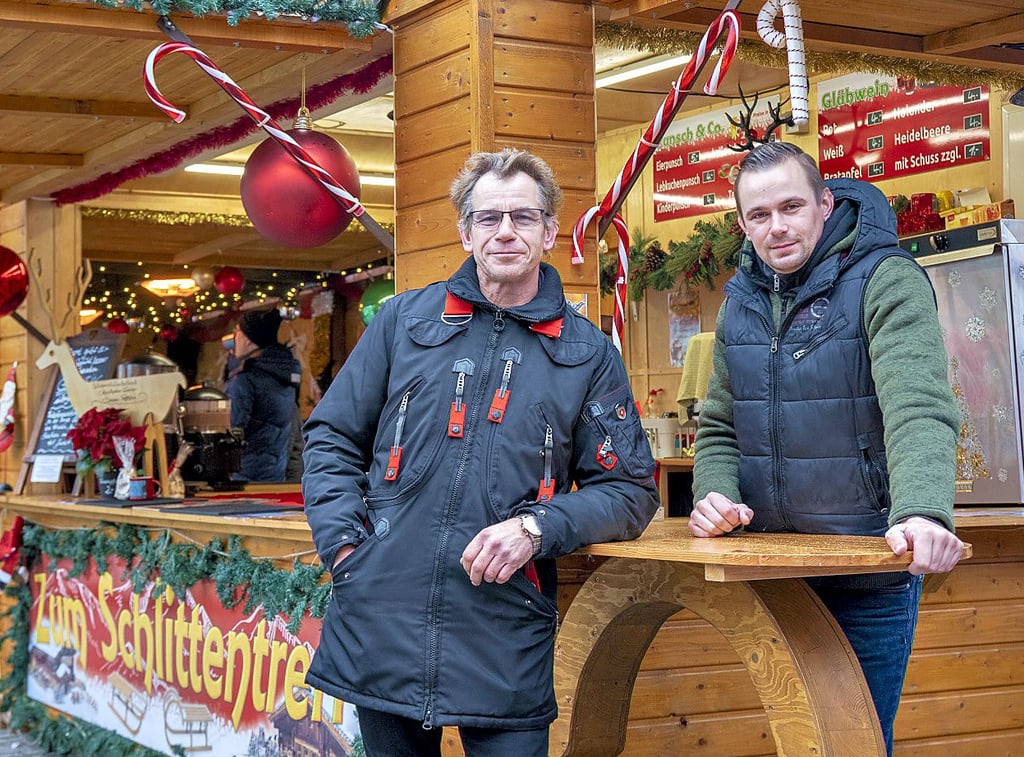 Manfred und Christopher Wieser (r.) - hier vor der Glühweinhütte „Zum Schlittentreff“ - finden den Adventsmarkt schön und angemessen. 