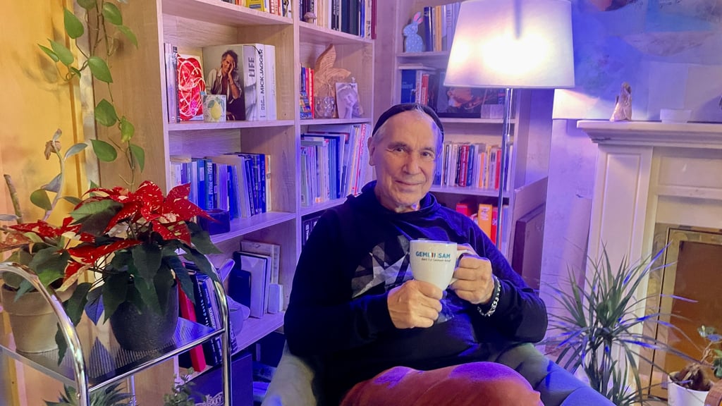 Kurze Pause der Weihnachtstournee mit Musiker-Kollege Dirk Michaelis: Georgi Gogow genießt einen Moment der Ruhe.