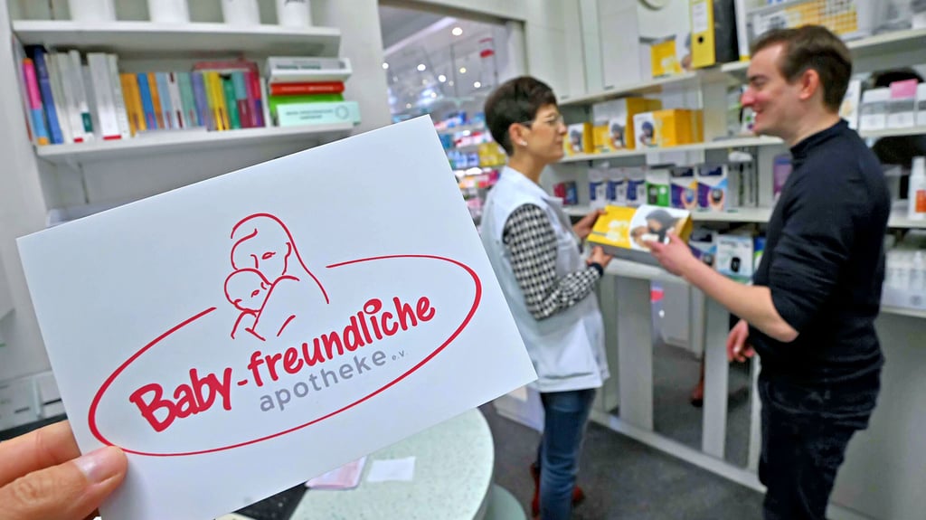 Apothekenbetreiber Alexander Grimme und Mitarbeiterin Nicole Schulze haben die Grundlagenschulung des Vereins „Babyfreundliche Apotheke“ absolviert. Die Ratsapotheke trägt nun – wie auch die Neue Apotheke – das gleichnamige Qualitätssiegel.