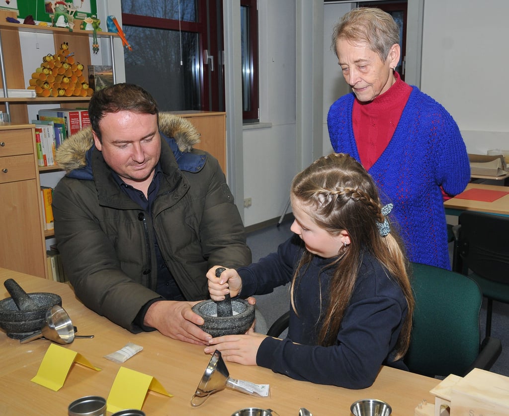 Philipp Schulz und Tochter Emily hatten viel Spaß bei der Herstellung des Kräutersalzes. Vereinsmitglied Roswitha Gebauer freut sich über die aktiven Besucher des Tages der offenen Tür.