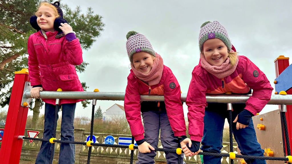 Sekunden nach  der  feierlichen Eröffnung    zeigen die Grundschüler  aus Elster, dass sie  gut  klettern können.  
