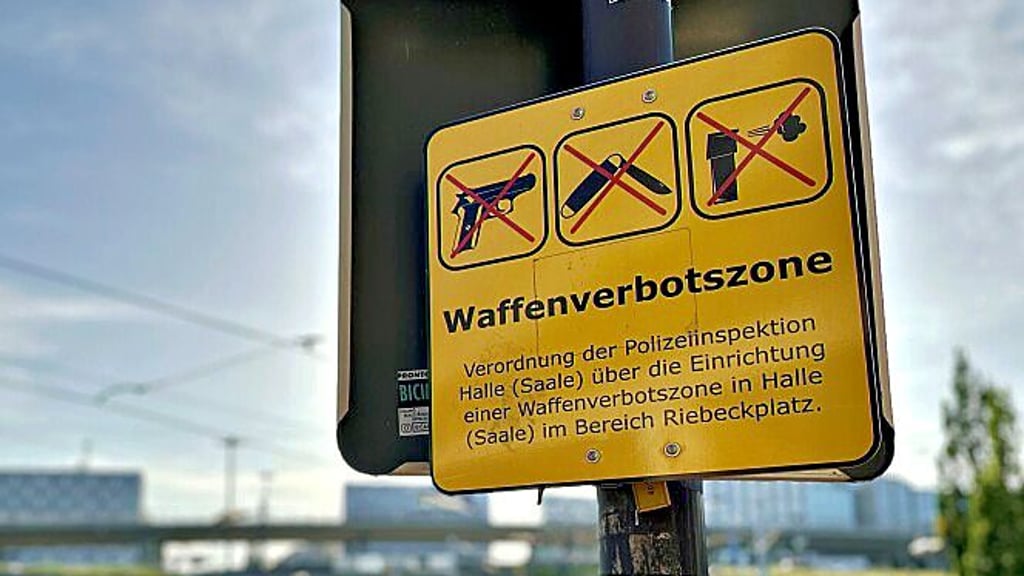 Schilder weisen am Bahnhof sowie am Riebeckplatz auf die Waffenverbotszone hin.