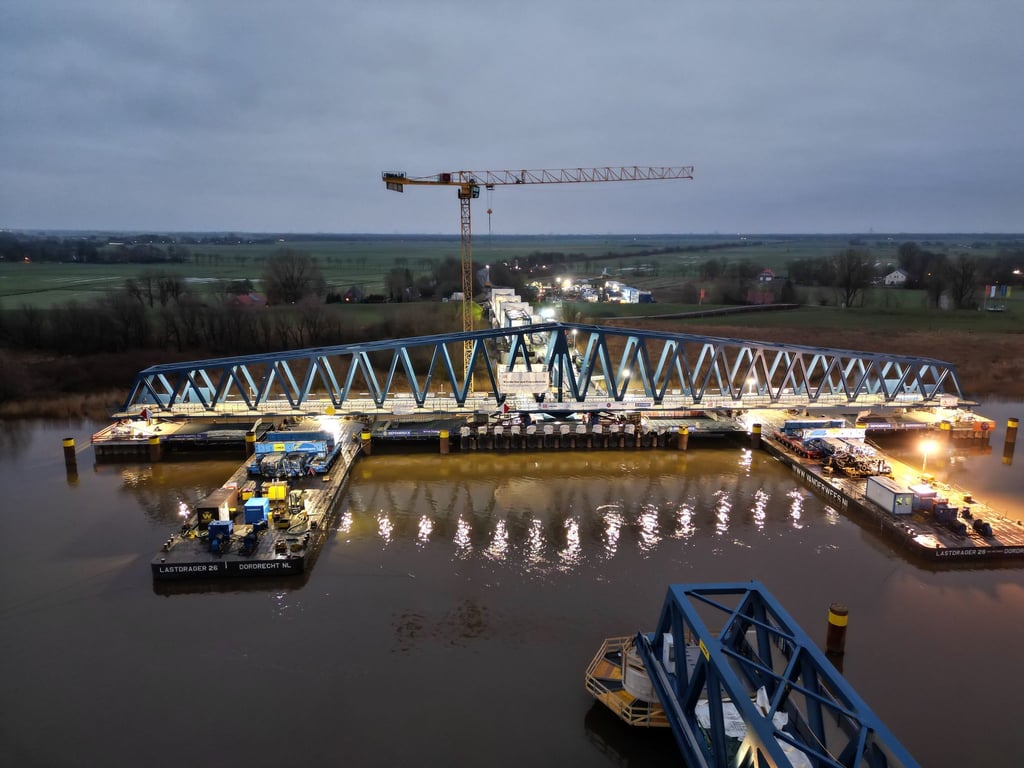Auf Pontons wurde das letzte große Brückenteil für die neue Friesenbrücke in Position gebracht.