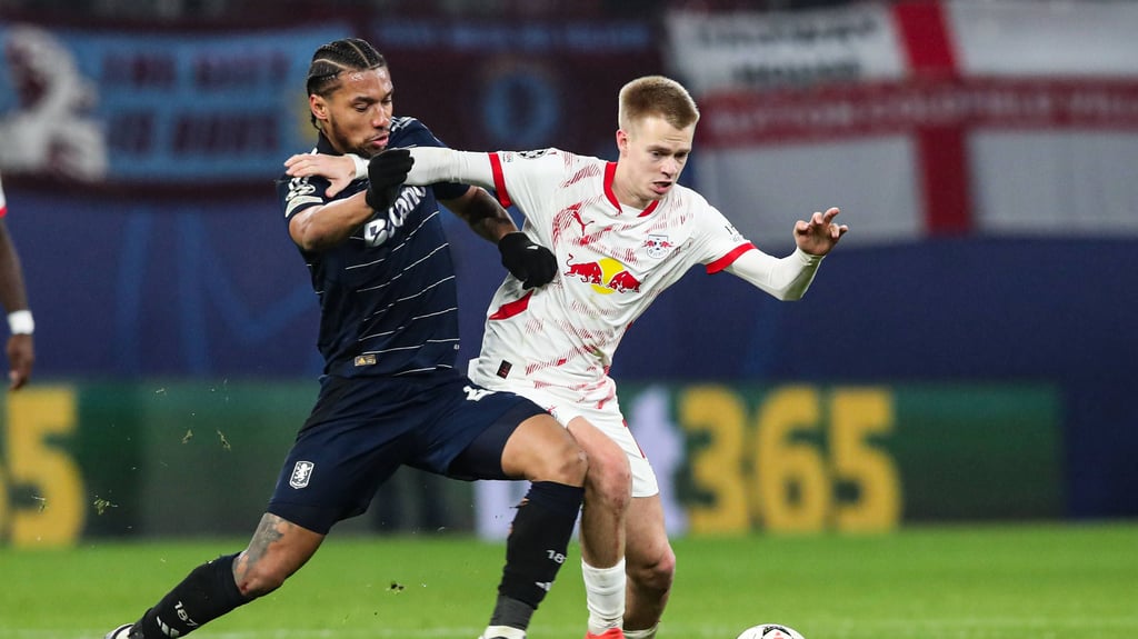 Arthur Vermeeren (RB Leipzig) hält sich Boubacar Kamara von Aston Villa vom Leib.