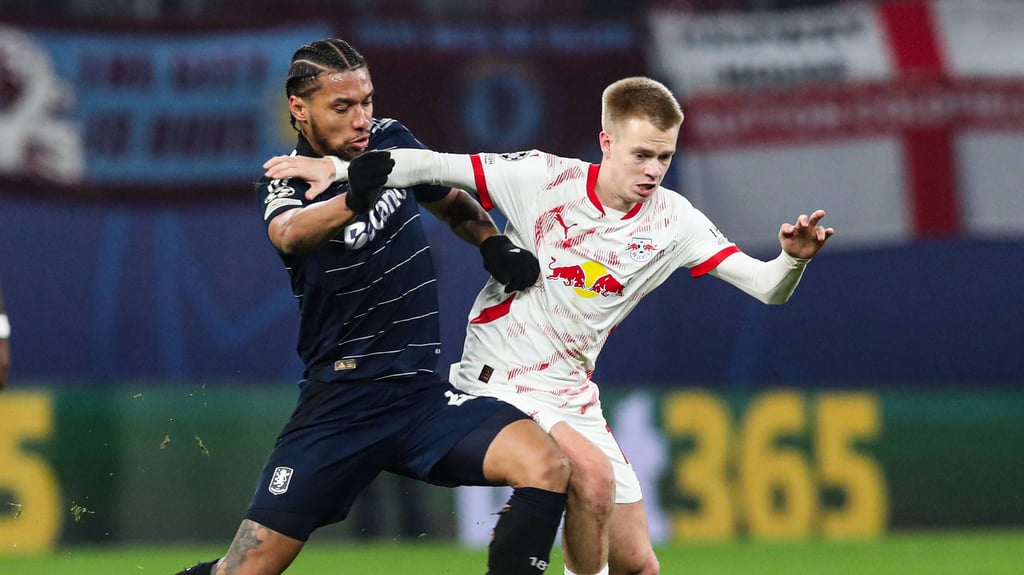 Arthur Vermeeren (RB Leipzig) hält sich Boubacar Kamara von Aston Villa vom Leib.