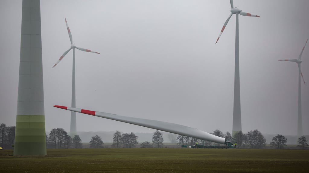 Schwertransport in Jessen: In der Nacht von Donnerstag auf Freitag wird ein Rotorblatt zum Windpark Elster transportiert.