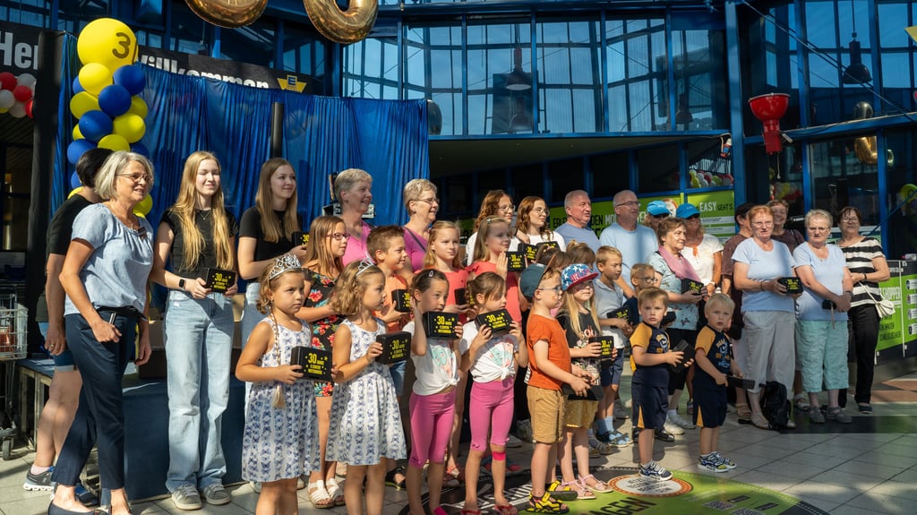 30 Zwillinge zum 30-jährigen Bestehen vom Edeka-Center Wittenberg im Teucheler Weg