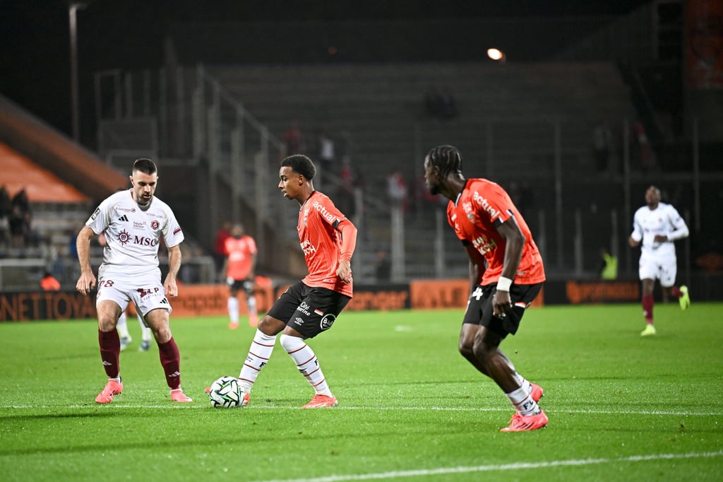 Eli Kroupi Junior im Spiel für den FC Lorient.