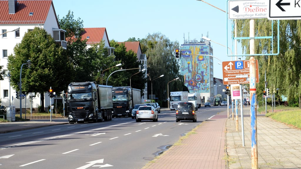 Unzählige Pkw, aber auch viele Lkw rollen täglich über die B 184, die vierspurig quer durch Zerbst führt und für die es eine neue interessante Gestaltungsidee gibt. 