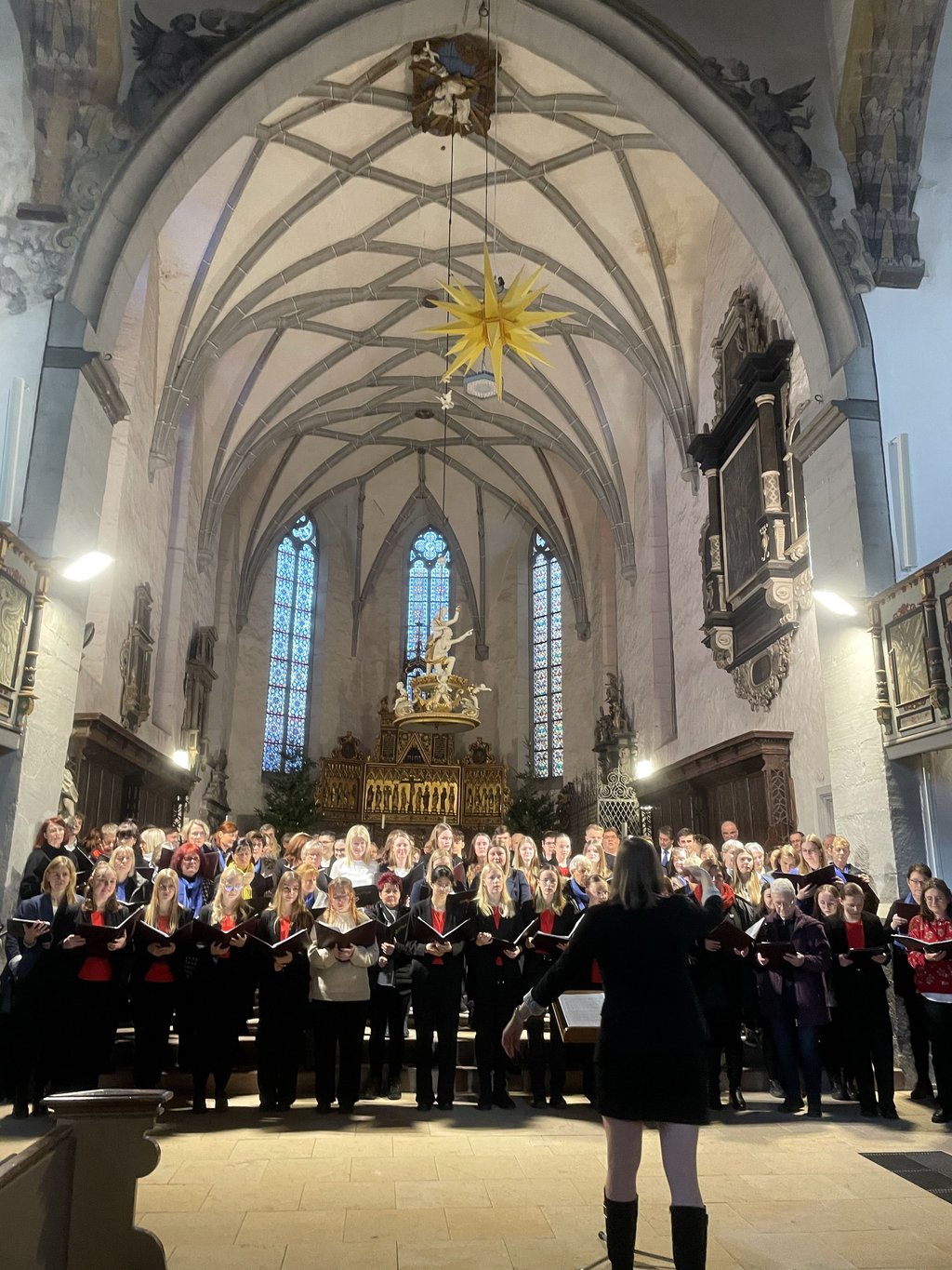 Beim Konzert "Musik im Kerzenschein" treten die Chöre der Stadt auf.