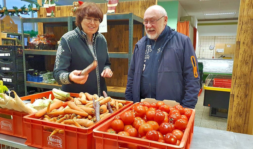 Diakonie-Chefin Barbara Quast und Linken-Stadtrat Gerd Schönfeld bei der Spendenübergabe an die Tafel im Gespräch.