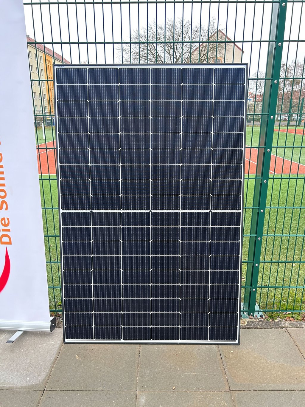 Solche Solarmodule wurden auf dem 1.400 Quadratmeter großen Dach der Sportanlage verbaut.
