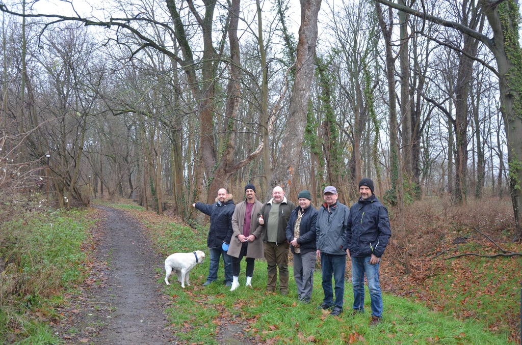 Eine Gruppe aus Hornhausen, darunter Ortsbürgermeister Kay Nahrstedt, hat Ideen für den Parkweg entwickelt.