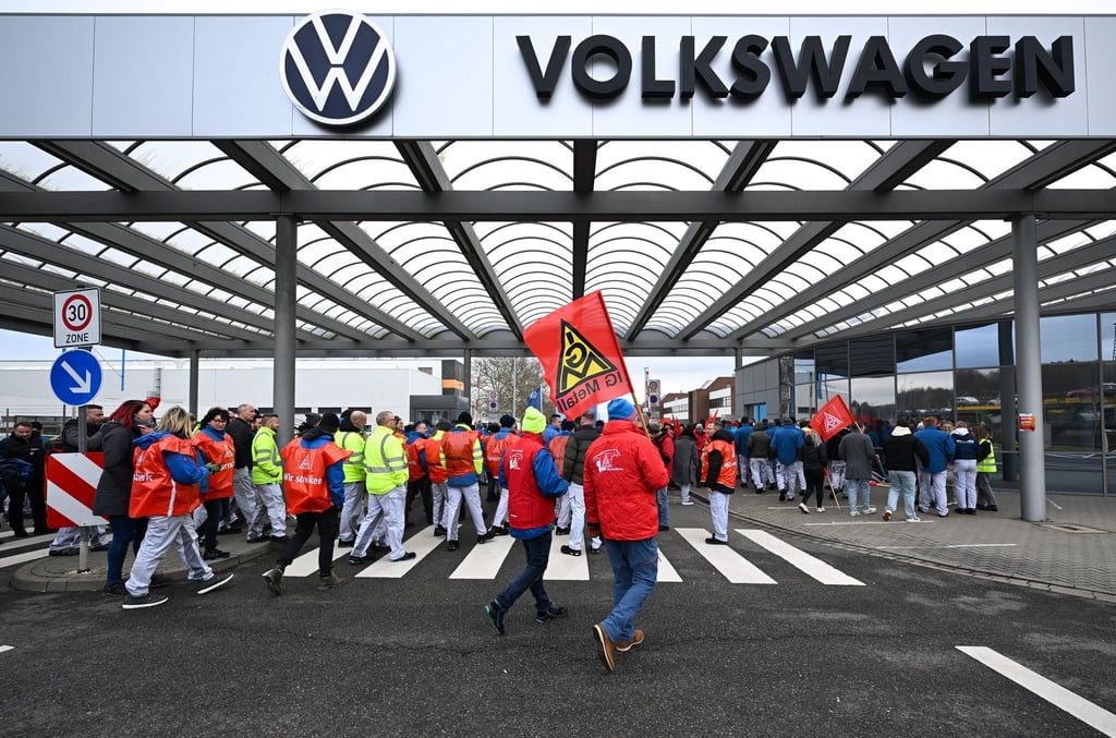 Die befristet beschäftigten Mitarbeiter bei VW in Zwickau kritisieren Vorstand und Politik. (Archivbild)