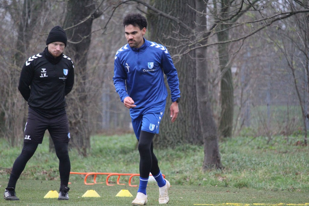 Herbert Bockhorn beim Aufbautraining mit Athletiktrainer Jannik Kirchenkamp: Der Spieler vom 1. FC Magdeburg erlitt einen Kreuzbandriss.