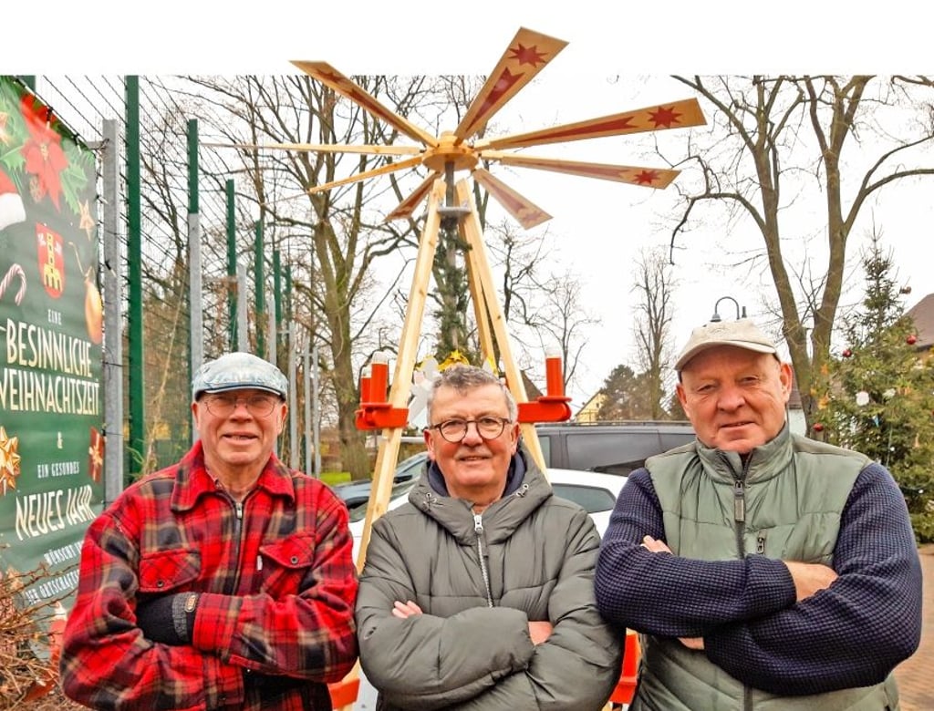 Die Erbauer der Pyramide in Zscherndorf: Horst Bruder, Gerhard Ludwar und Frank Sturm