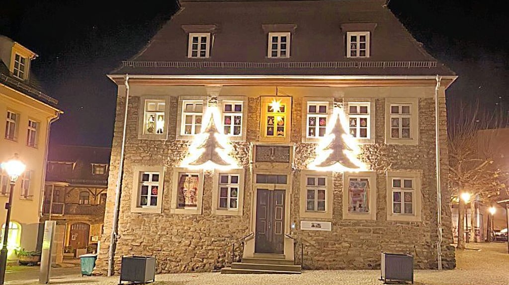 Die weihnachtlich beleuchtete alte Bergschule in Eisleben.