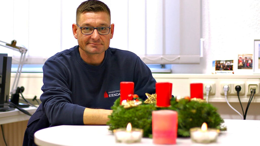 Stadtwehrleiter der Feuerwehr Stendal, Martin Jurga, rät zu LED-Kerzen (Vordergrund) statt echten Kerzen auf dem Adventskranz.