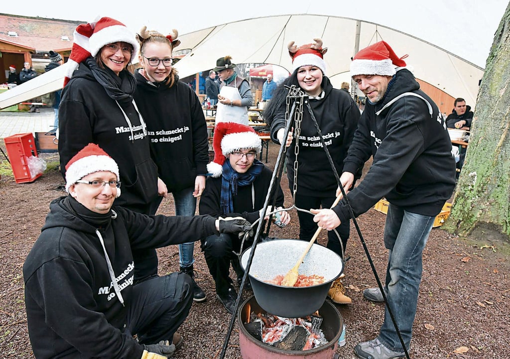 Aus diesem Archivfoto ist das Team des Fanfarenzugs zu sehen, dass bei einem früheren Kochduell beim Hohenmölsener Weihnachtsmarkt die Nase vorn hatte.