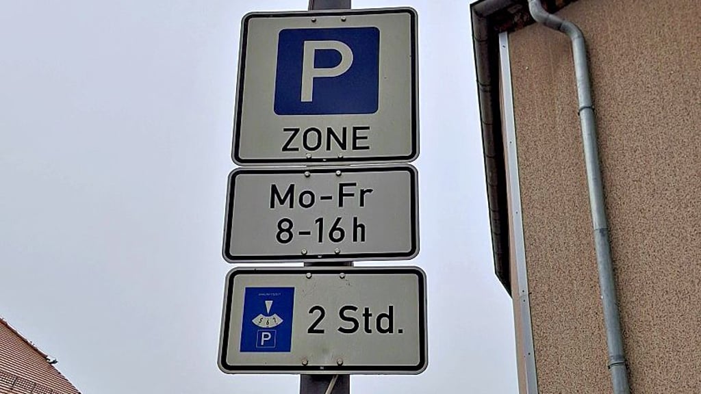 Die Parkraumbewirtschaftungszone in Haldensleben, hier ein Schild an der Magdeburger Straße, umfasst den gesamten innerstädtischen Bereich.