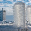 Das Wetter in Sachsen-Anhalt bleibt ungemütlich. Frau mit Regenschirm geht durch den Schneeregen:&nbsp;